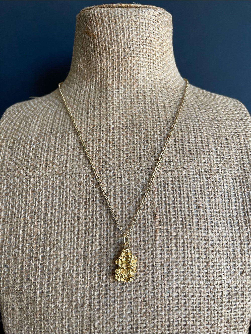 Vintage Gold tone nugget Pendant Necklace.
